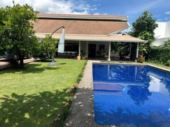 Se vende casa con piscina en condominio de La Garita Alajuela 25-91 en Garita, Alajuela — $380,000