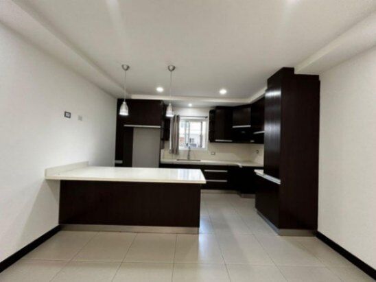 se alquila espaciosa casa en condominio de Santa Ana 26-667 in Santa Ana, San José — $1,500