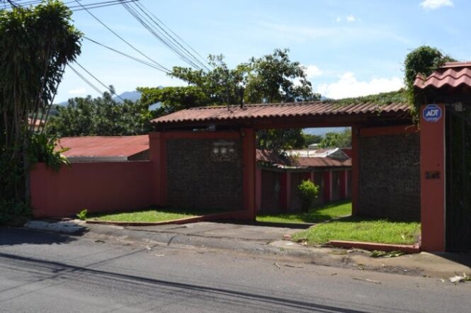 Venta de Propiedad de 3 Apartamentos+Casa en Pozos, Santa Ana. RAH 25-1110    in Pozos, Santa Ana, San José — $650,000
