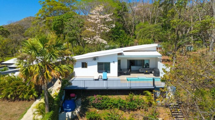 Casa de estilo moderno en pequeña comunidad en Atenas! en Atenas, Alajuela — $489,000 - Foto 2 de 20