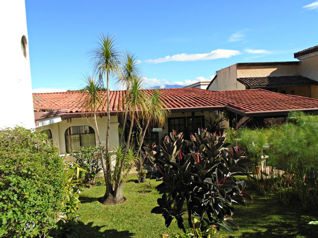 Casa Colonial Española de Una Planta con Apartamento en San Rafael, Escazú, San José — $549,000 - Foto 2 de 41