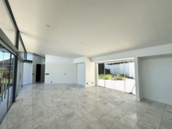 Se vende lujosa casa con piscina y amplio lote en Rio Oro 25-1146 en Piedades, Santa Ana, San José — ₡ 575 000