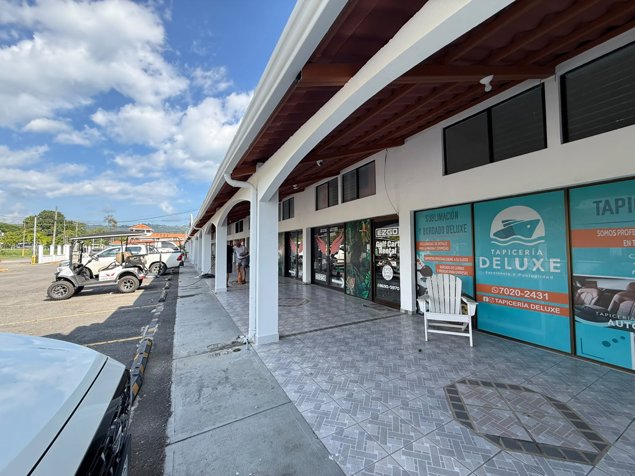 Vende/Alquila local comercial en Plaza Boulevard, Jacó (MV) in Tárcoles, Garabito, Puntarenas — $1,400