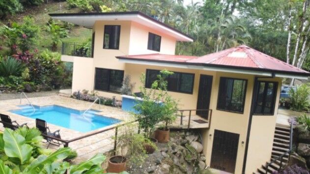 HERMOSA CASA CON CASCADA,UBICADA EN OJOCHAL,COSTA RICA. en Quepos, Puntarenas — ₡ 479 000