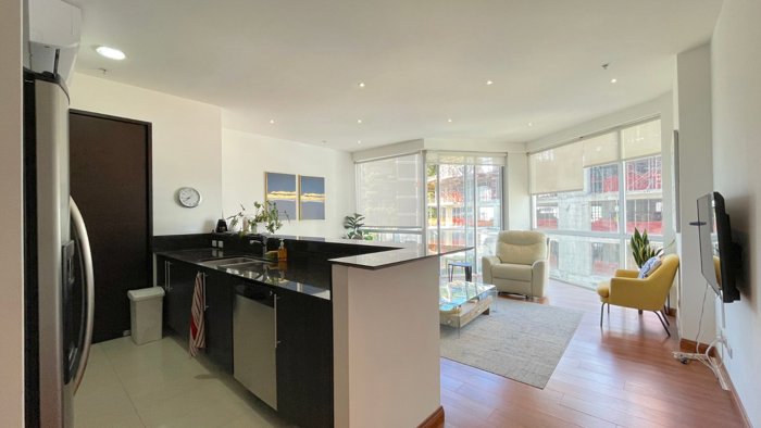 APARTAMENTO AMUEBLADO EN VENTA CERCA DE LA SABANA – ROHRMOSER en Mata Redonda, San José — $239,000 - Foto 2 de 36