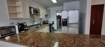 Estilo de Vida Urbano: Casa a Pasos de Avenida Escazú en Escazú, San José — $238,000 - Foto 5 de 9