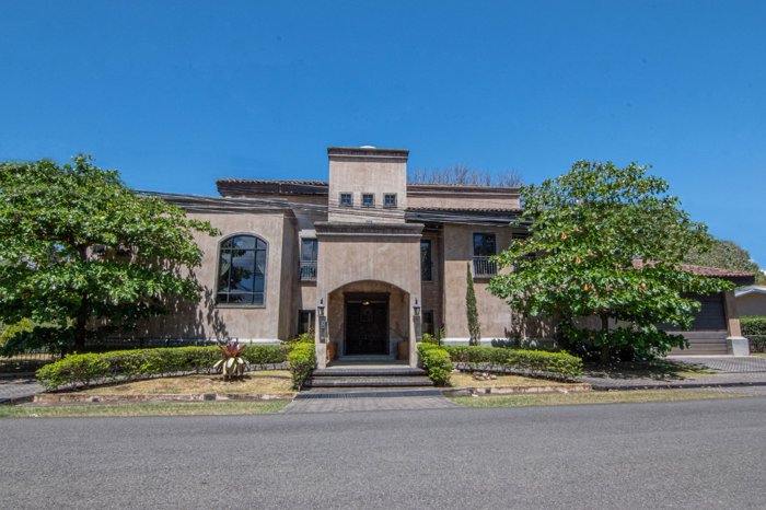 VENTA DE CASA AMUEBLADA, ALAJUELA, LA GUÁCIMA, HACIENDA LOS REYES en Alajuela — $1,150,000