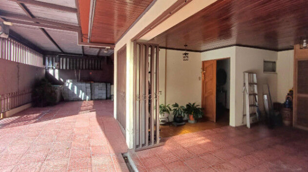 Venta de casa! Oportunidad de Inversión en Curridabat OFC/ AD  en Curridabat, San José — $241,000