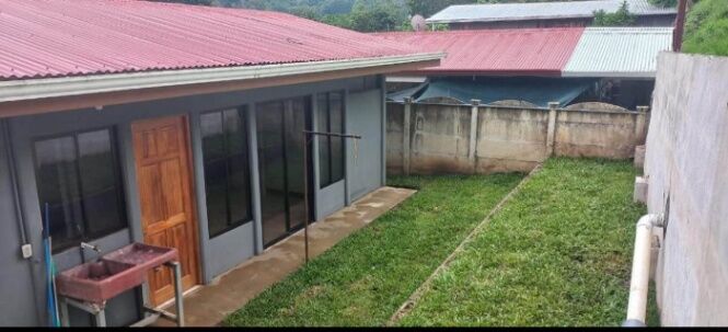 BELLA CASA A 5 KILÓMETROS DEL CENTRO DE ATENAS.  en Atenas, Alajuela — ₡ 42 000 000