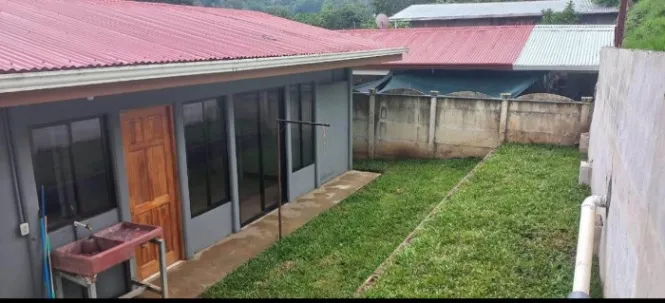 BELLA CASA A 5 KILÓMETROS DEL CENTRO DE ATENAS.  en Atenas, Alajuela — ₡ 42 000 000