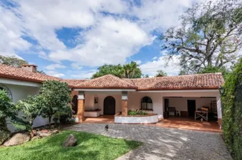 Venta de Excelente Casa en San Rafael de Escazú / OFC Mls. 25-1011