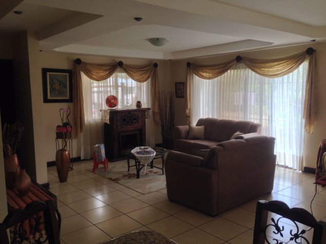 Linda casa en Residencial San Lorenzo de Flores in San Joaquín, Flores, Heredia — $250,000