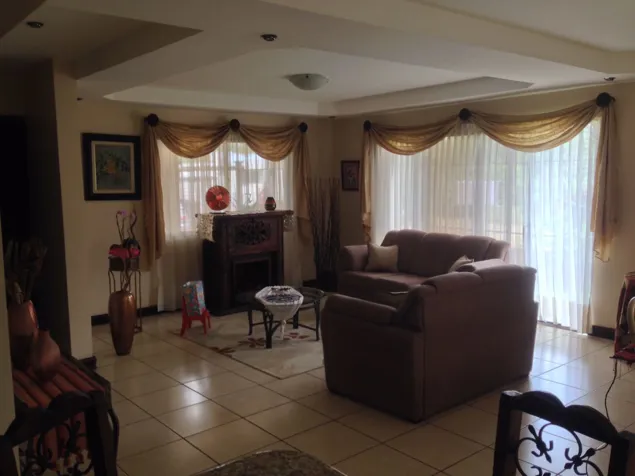 Linda casa en Residencial San Lorenzo de Flores en San Joaquín, Flores, Heredia — $250,000