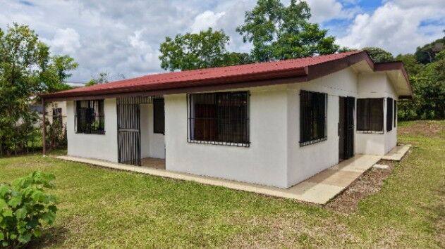 SE VENDE CASA CON AMPLIO TERRENO PLANO Y ARBOLES FRUTALES en Daniel Flores, Pérez Zeledón, San José — $100,000