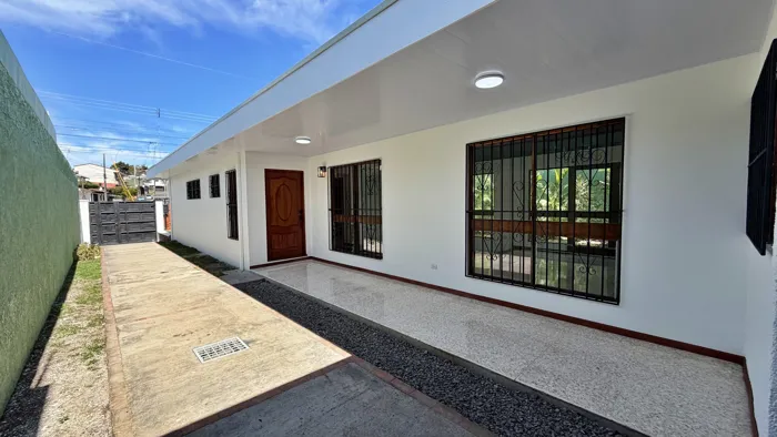 Venta casa remodelada de 1 nivel con jardín, La Guaria, Moravia. (FE) en San Vicente, Moravia, San José — $250,000 - Foto 3 de 20