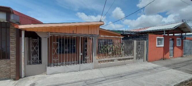Venta de Lote + Casa en Oriental, Cartago. in Oriental, Cartago — ₡ 65 000 000