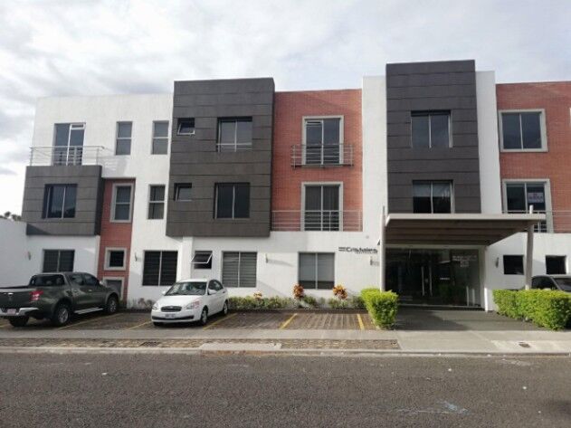 Se vende espacioso apartamento en Uruca San José 24-1158 in Santa Ana, San José — $198,000
