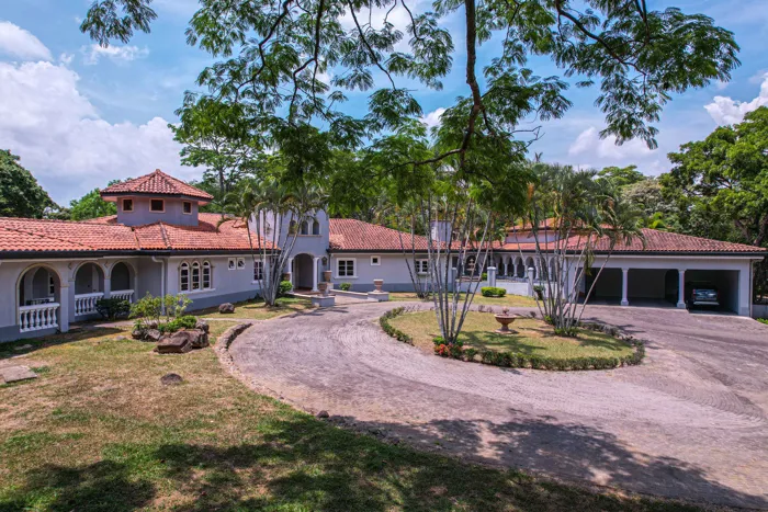 VILLA DE LUJO EN VENTA EN TURRUCARES en Turrúcares, Alajuela — $1,775,000 - Foto 3 de 43