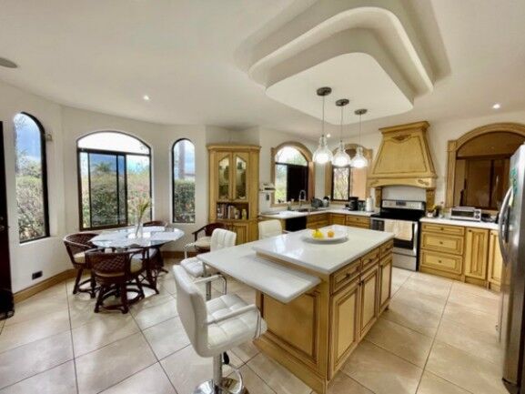 Se vende moderna casa con patio en condominio de Guácima Alajuela 23-1512 en Guácima, Alajuela — $740,000