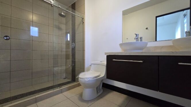 GUACHIPELIN NORTE DE 3 HABITACIONES - LINEA BLANCA - CUARTO DE SERVICIO en Escazú, San José — $2,200 - Foto 3 de 18