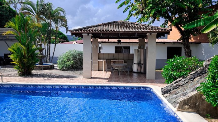 Gran propiedad de inversión de alquiler con excelente ubicación in Jacó, Garabito, Puntarenas — $1,500,000 - Photo 3 of 51