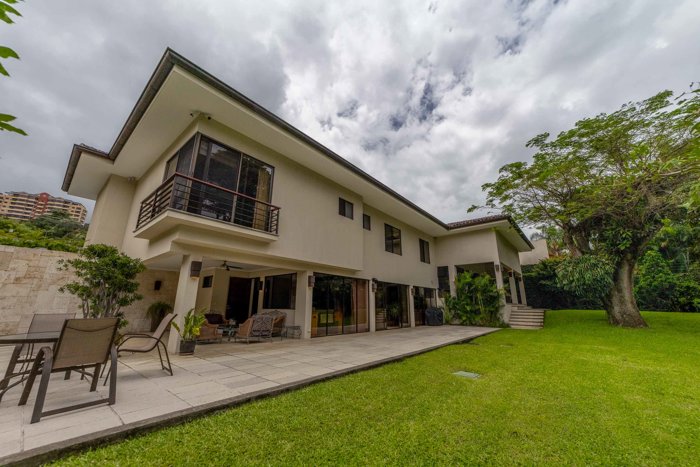 Elegancia, Privacidad y Comodidad en el Corazón de Escazú en San Rafael, Escazú, San José — $1,195,000