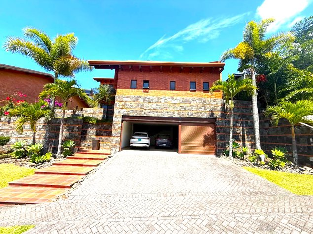 Lujo, Privacidad y atardeceres,Casa en Venta Guachipelín / Escazú en Escazú, San José — $1,150,000