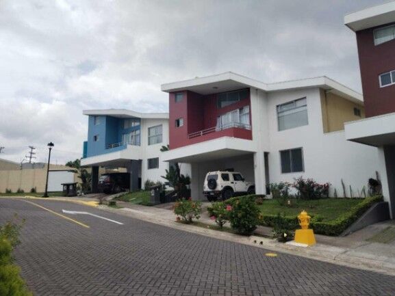 Venta de Magnifica Casa en Sabanilla, Montes de Oca / Mls. 26-905 OFC JB in Sabanilla, Montes De Oca, San José — $450,000