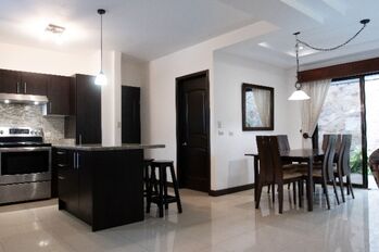 Hermosa casa en Condominio Alto Prado, Escazu. en San Rafael, Escazú, San José — $245,000 - Foto 5 de 14