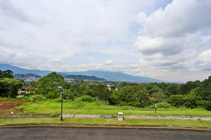 Lote en Venta Condominio Hacienda Gregal en Curridabat en Curridabat, San José — $400,000
