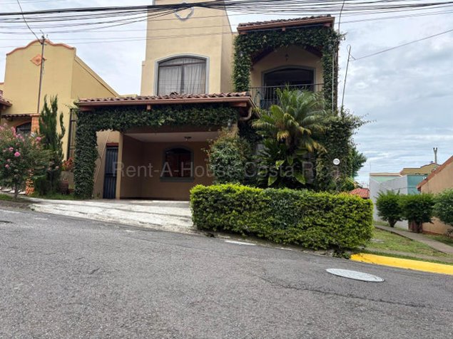 Casa con terrazas y patio interno en San Francisco de Heredia in San Francisco, Heredia — ₡ 129 000 000