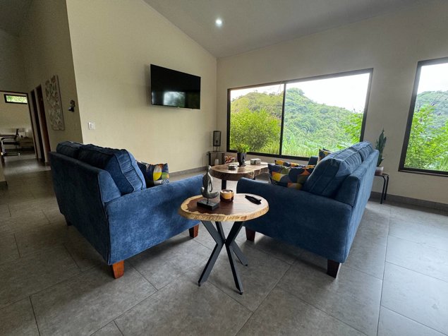 Casa de vacaciones de estilo moderno con grandes vistas en Roca Verde. en Atenas, Alajuela — $455,000 - Foto 2 de 25