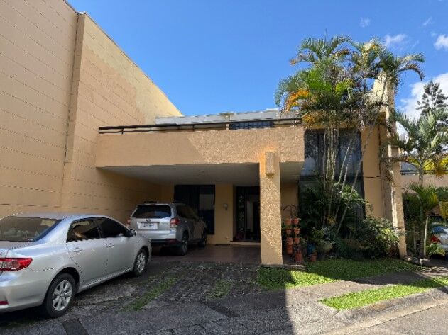 Casa en venta en Curridabat: Amplia, de 5 habitaciones en Condominio 444, Ayarco in Sánchez, Curridabat, San José — $430,000