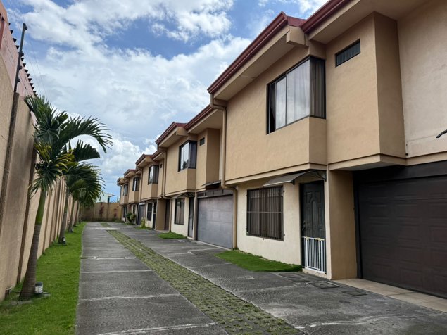 House for Sale 2 Levels with Jacuzzi Los Colegios Moravia in San Vicente, Moravia, San José — 115 000 000 ₡ - Photo 1 of 20