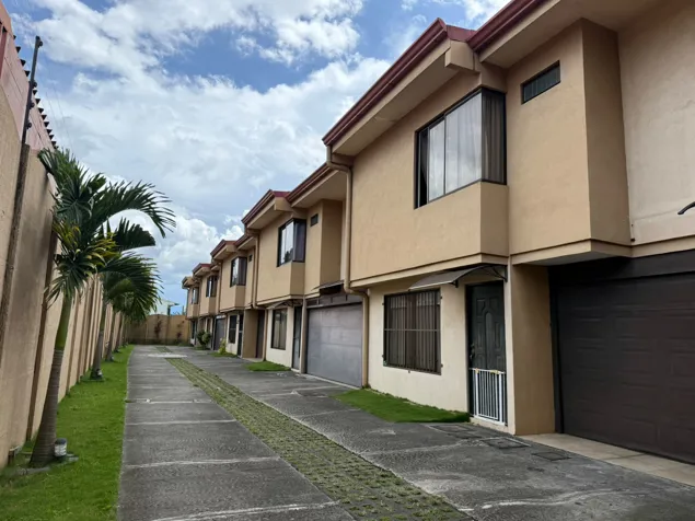 House for Sale 2 Levels with Jacuzzi Los Colegios Moravia in San Vicente, Moravia, San José — ₡ 115 000 000