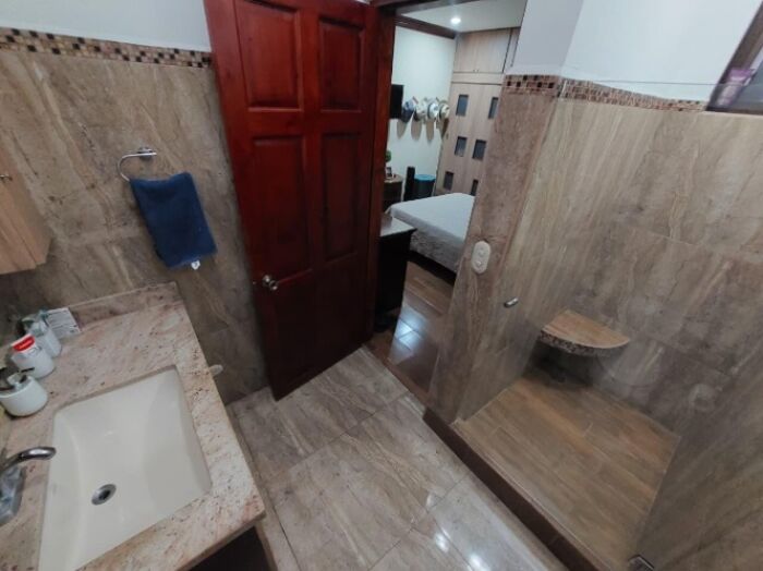 Se vende casa con piscina en Escazú Centro 26-1351 en Escazú, San José — $370,000