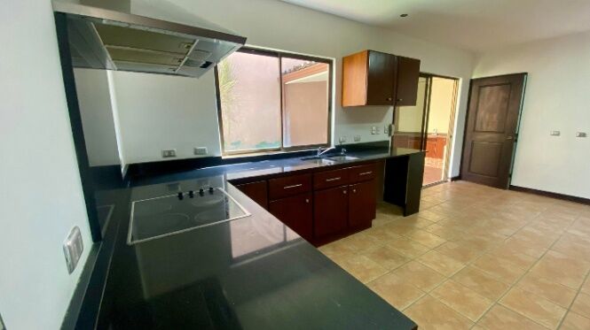 Alquiler de Casa en Santa Ana, Centro. RAH 26-382 en Santa Ana, San José — $1,650 - Foto 2 de 16
