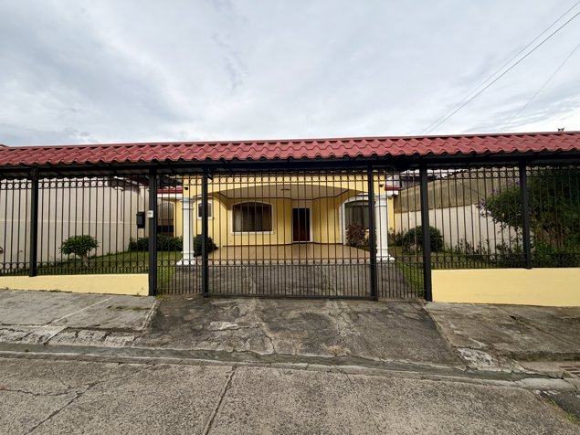 Hermosa casa cerca del centro de San Ramón, Alajuela in San Ramón, Alajuela — ₡ 125 000 000 - Photo 2 of 20