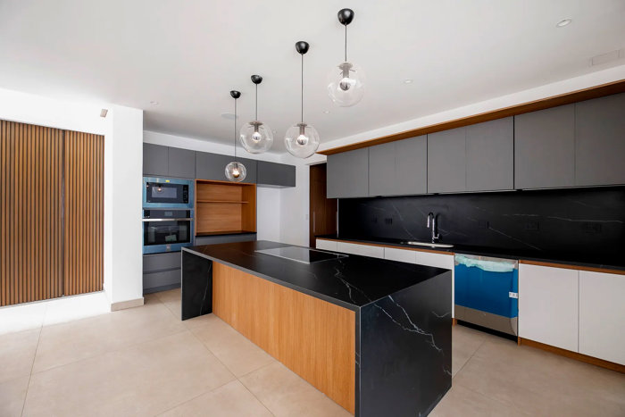 Casa de Lujo con Piscina Privada en Los Laureles en Escazú, San José — $999,000
