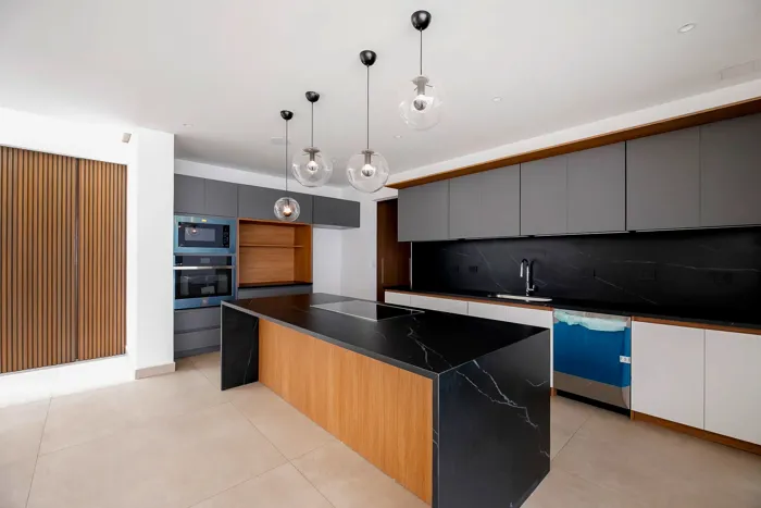 Casa de Lujo con Piscina Privada en Los Laureles en Escazú, San José — $999,000