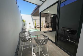 Casa de una Planta con 3 Habitaciones y Piscina en Santa Ana en Pozos, Santa Ana, San José — $550,000 - Foto 2 de 23