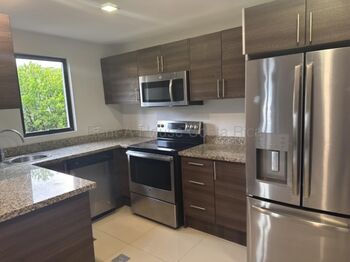Moderno apartamento con balcón, A/C, línea blanca y amenidades en condominio #26-1696 GS in Brasil, Santa Ana, San José — $195,000 - Photo 4 of 11