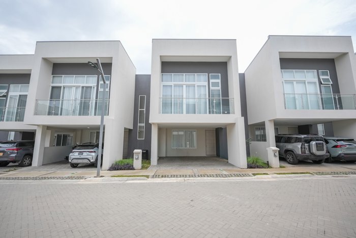 Casa de 3 habitaciones con Sala de TV en Condominio 3-10 Guachipelín in San Rafael, Escazú, San José — $2,275