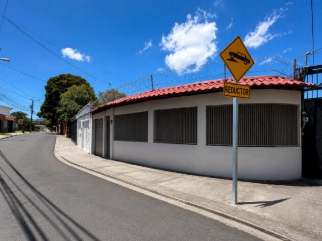 VENDO CASA EN SAN FCO DE DOS RÍOS. in San Francisco de Dos Ríos, San José — $240,000