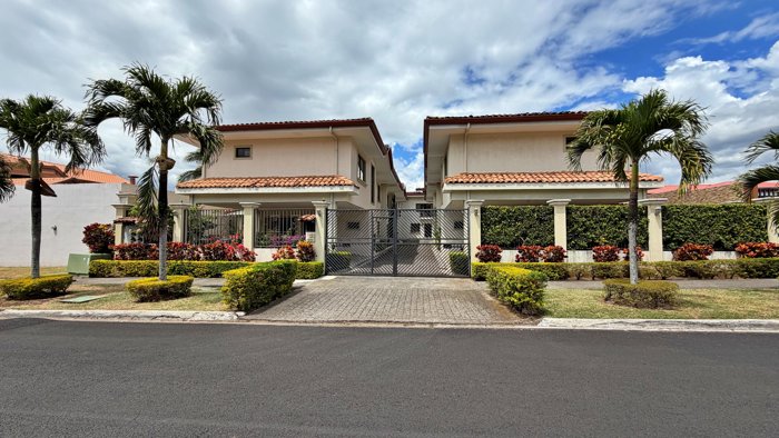 Alquiler casa elegante con balcón y jardín, Pozos, Santa Ana. (FE) in Pozos, Santa Ana, San José — $1,800