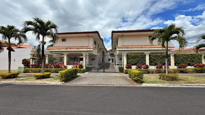 Alquiler casa elegante con balcón y jardín, Pozos, Santa Ana. (FE) en Pozos, Santa Ana, San José — $1,800