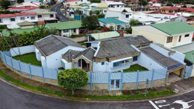 VENTA DE CASA, SAN JOSÉ, MORAVIA, LOS COLEGIOS  en La Trinidad, Moravia, San José — ₡ 257 000 000