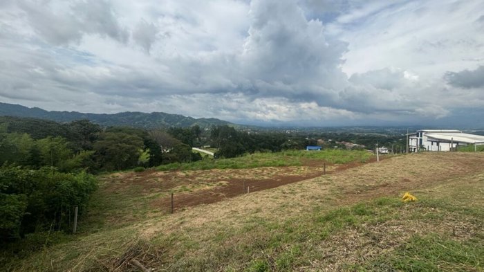 Area de Atenas muy centrico recienmente urbanizado en Atenas, Alajuela — $93,000