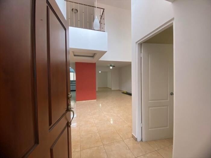 ¡ Escazú Centro en Esta Increíble Casa de 4 Dormitorios y 3 Baños con Espacio para 2 Carros 🏠🚗 en Escazú, San José — $1,400