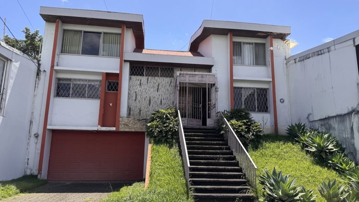 Venta/ Alquiler amplia casa en Residencial El Dorado, Curridabat (AD) in Granadilla, Curridabat, San José — $250,000